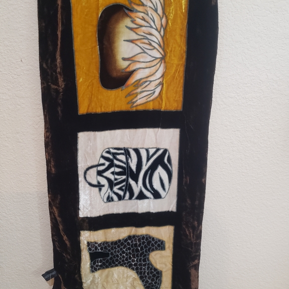 RED FISH DESIGN HAND PAINTED VELVET SCARF NWT Shoe pattern - Picture 5 of 8